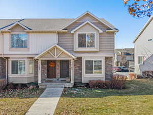 Craftsman inspired home featuring a front yard