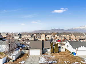 Snowy aerial view featuring a mountain view