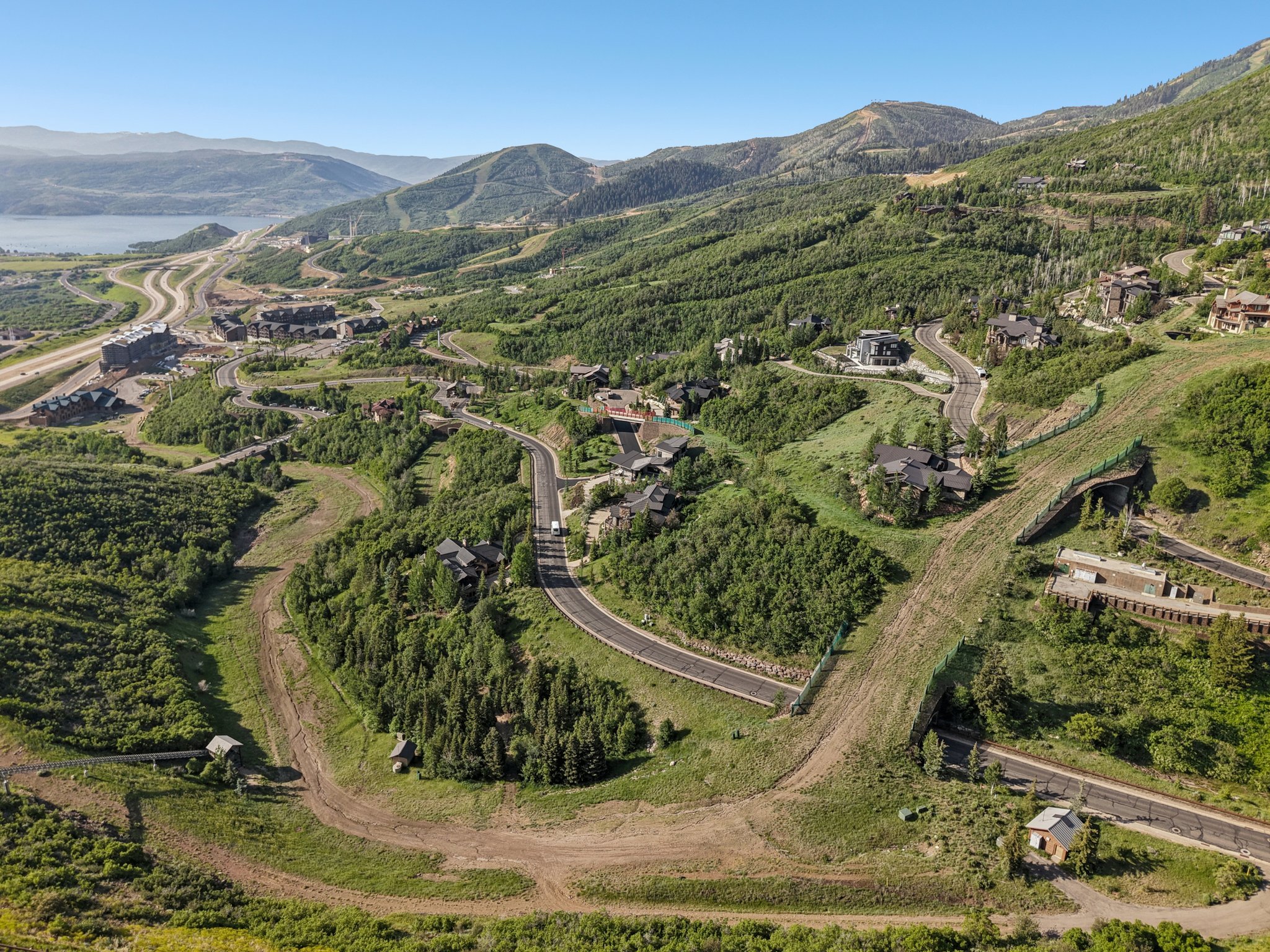 Aerial view of property and surrounding area with mountains