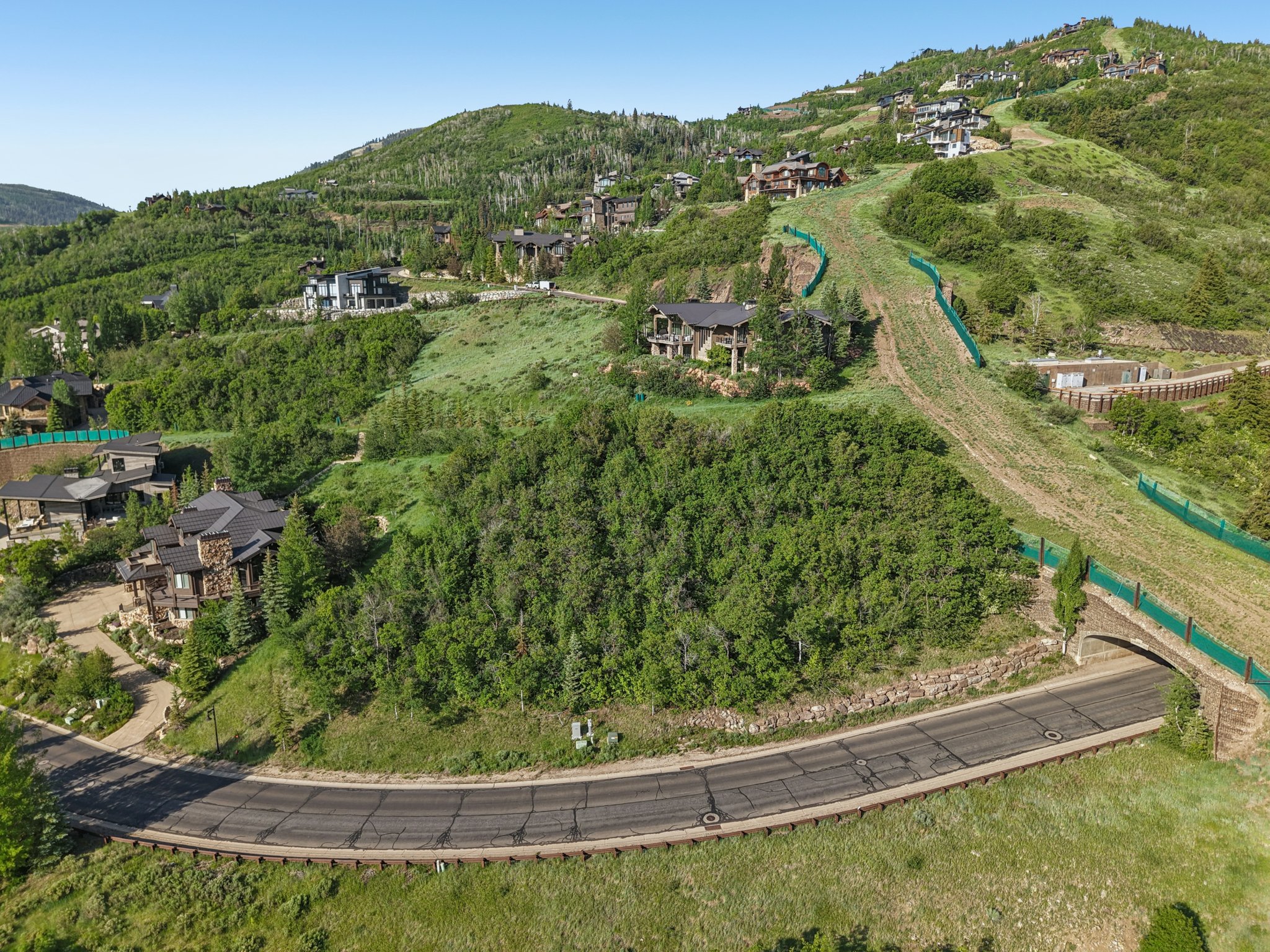Aerial overview of property's location featuring a mountain backdrop