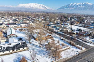 Snowy aerial view featuring a mountain view