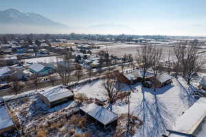 Snowy aerial view featuring a mountain view