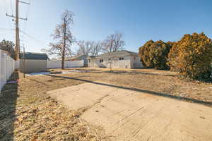 View of yard featuring a storage shed