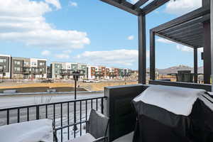 Balcony featuring a mountain view