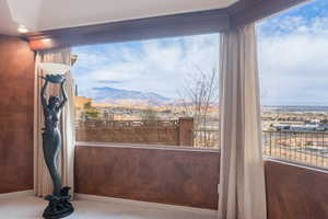 Room details featuring a mountain view