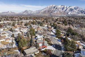 Birds eye view of property featuring a mountain view