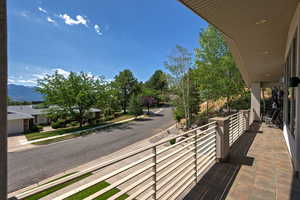 Balcony featuring a mountain view