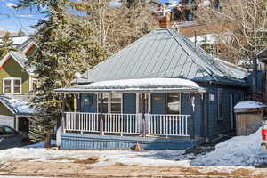 View of front facade with a porch