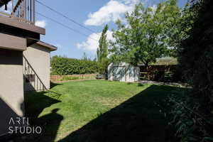 View of yard featuring a shed