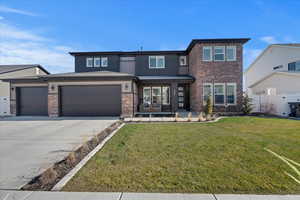 View of front of house featuring a front yard