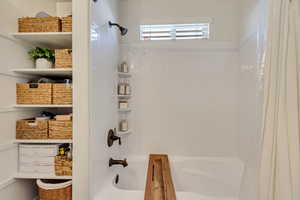 Bathroom featuring tiled shower / bath