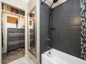 Bathroom with tiled shower / bath