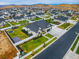 Birds eye view of property featuring a mountain view