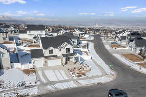 Aerial view with a mountain view