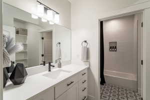 Jack & Jill Bathroom, between bedrooms 4 & 5, upstairs