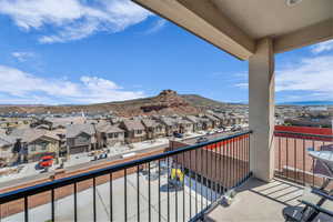 Balcony featuring a mountain view