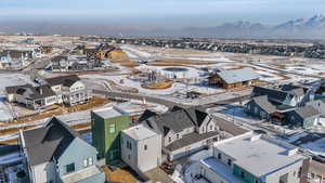 Snowy aerial view featuring a mountain view