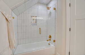 Bathroom with tiled shower / bath