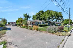 Ranch-style house with a front yard