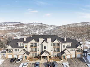 Snowy aerial view with a mountain view