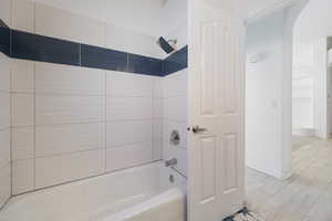 Bathroom with tiled shower / bath