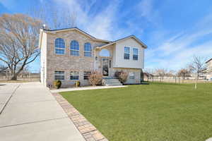 View of front of house featuring a front yard