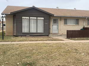 View of front facade with a front yard