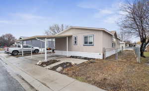 Manufactured / mobile home featuring a carport