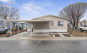 Manufactured / mobile home with a carport