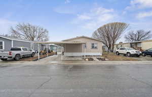 Manufactured / mobile home with a carport