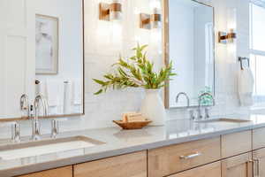 Bathroom with vanity and decorative backsplash