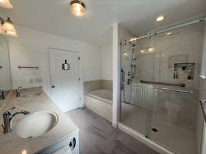 Master bathroom w/ double sinks, large walk-in shower & garden tub