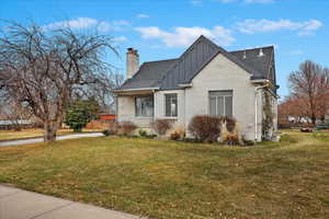 View of front of property featuring a front yard