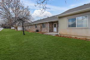 View of front facade featuring cooling unit and a front yard