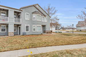 View of front of house featuring a front yard