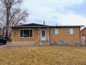 View of front facade with a front lawn