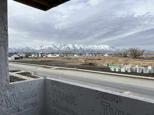 Balcony featuring a mountain view