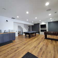 Basement family/recreation room with wet bar