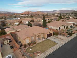 Aerial view with a mountain view