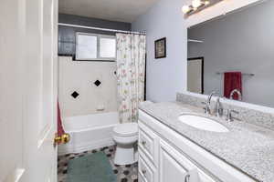 Full bathroom featuring vanity, toilet, and shower / bath combo