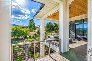 Balcony featuring a mountain view