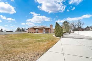 View of front of property featuring a front yard