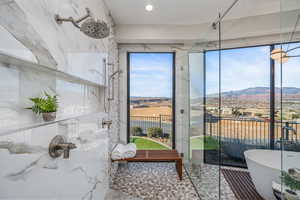 Interior space with a mountain view and independent shower and bath