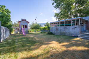 View of yard featuring an outdoor structure