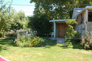 View of yard featuring a shed