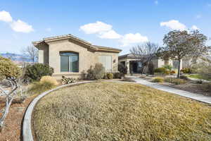 View of front facade featuring a front yard