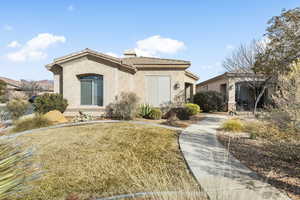 View of front facade featuring a front yard