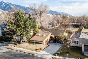 Birds eye view of property featuring a mountain view