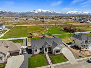 Aerial view with a mountain view