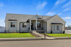 View of front of home featuring a front yard